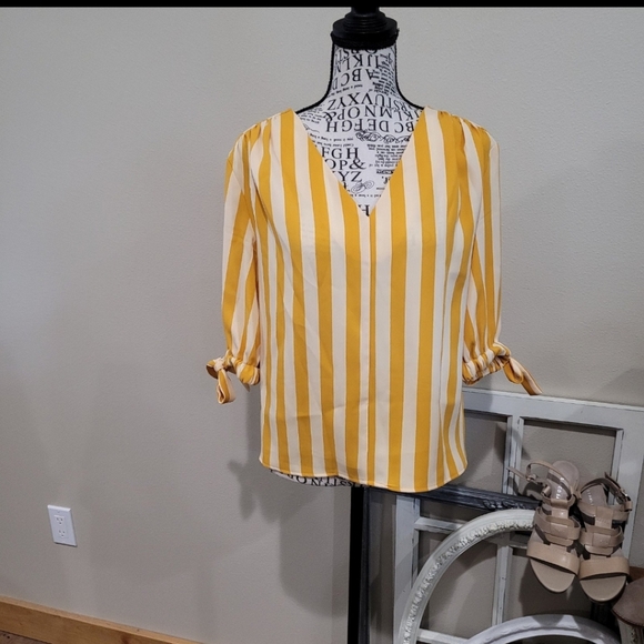 TRENDY, Silky Top Lot OF 2, Gold & Cream Striped Lot of 2 Womens SZ XS - Picture 7 of 12